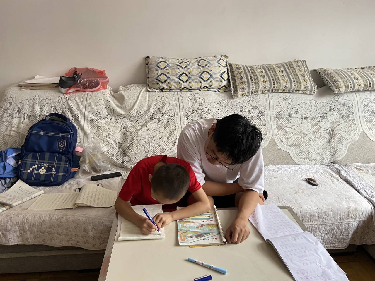 e0521ca67efc49ba955dd8492858c325.jpg 陈政旭在山东辅导孩子写作业.jpg