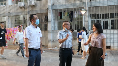 96aa806fda68466f9ac068fc415f09d5.jpg 院领导与新生家长进行交谈(1).jpg