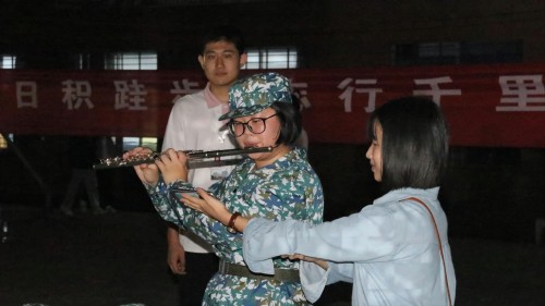 ad837a22d84f44c68c5d0b0854ed564a.jpg 新生进行才艺展示(1).jpg