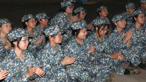 c73c1566e0cb48c4a85409fab38e0589.jpg 观众热情鼓掌(1).jpg