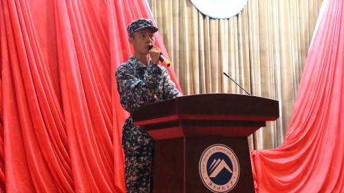 eeb2a2ccd1704b8fb6b7f15e77db16a5.jpg 新生代表发言(1).jpg