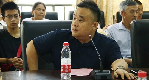 c992c40725b6401aa43a7441c266322b.jpg 潘爱民为新生及家长介绍维多利亚vic115优惠大厅情况.jpg