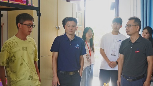 5f7c6664ae0d4bee91c3780747dcb8fd.jpg 领导老师下寝关怀.jpg