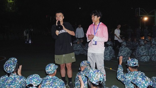 99fa91af025c4502bf4f089864316ccf.jpg 主试们介绍游戏规则.jpg