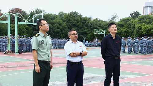 94f9a8f19f734bd69d0f0b709793cb4b.jpg 学院领导军训场地慰问新生.jpg