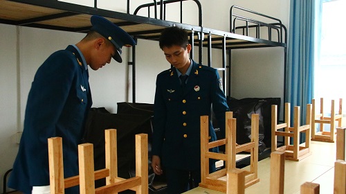 2d012c3e3fa2479babbc892b2de24d89.jpg 退伍复学学生义务协助新生整理宿舍.jpg