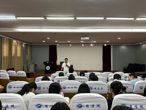 ff4623dca4844407acb57a7e79756fbe.jpg 养成教育辅导员总负责人欧阳习和发言.jpg