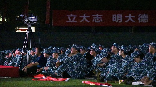 19492acd539d470196f47b99e276eca8.jpg 新生听课.jpg