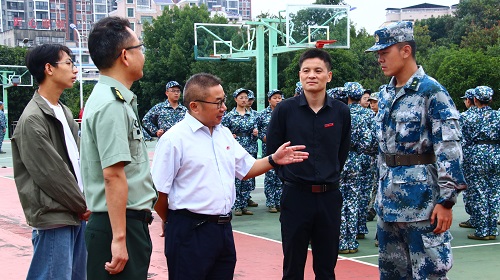 b42fad06eaac49dfbf40679aa3c8ae69.jpg 领导与教官交流2.JPG