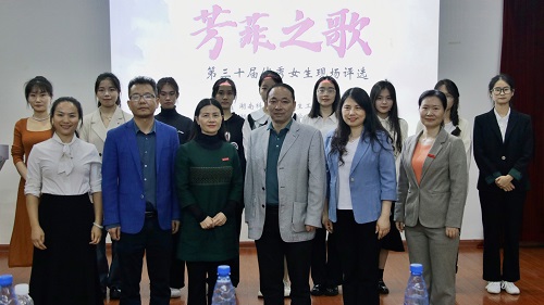 7025917e1bc14006944cef3325402c3f.jpg 评委老师与选手合影.jpg