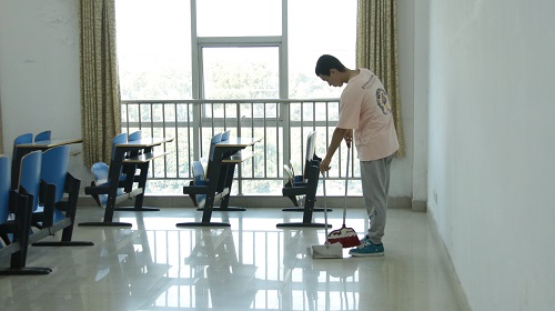 26ac2b14ceeb4660bea2405d99d21cb7.jpg 学生打扫三教教室.jpg