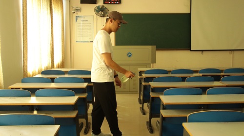 b6d4a612f35a4c18832d807cb1d48063.jpg 学生喷洒消毒水.jpg