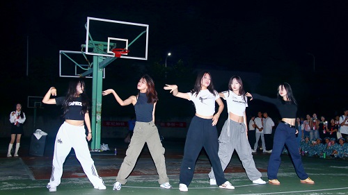 101968338c024405848425f378a40575.jpg 进行慰问现场节目表演.jpg