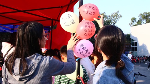 27137cec786c4684a7e3e1fba6244ce6.jpg 给留守儿童的祝福.jpg