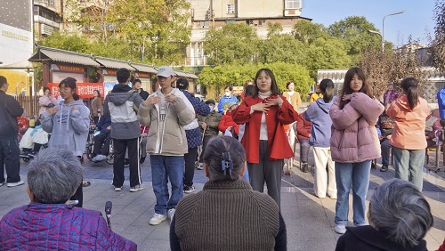 e3b2eb7053d149eb8b9d64eb5303628c.jpg 志愿者表演手势舞.jpg