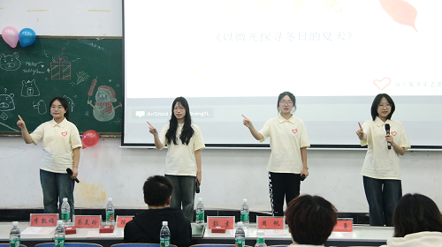 770d3016f0184706a67bee351cbdb494.png 志愿团成员手语表演.png