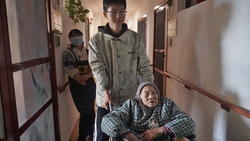 8a9af0d934174668ba5dcb8ed6767475.jpg 志愿者帮助老人们下楼.jpg