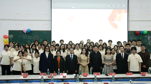 8b0611f8f2d34d25bd0dc6fc1dddc89c.png 志愿团成员与嘉宾合影.png