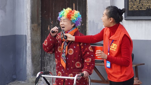 c792a6f0037e4918b0e61de0ca4be109.jpg 击鼓传花游戏中老人表演节目.jpg