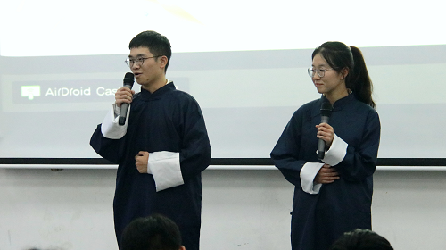 9a1e36c9fe62446eacb6860e331f7cfd.png 志愿团成员相声表演.png