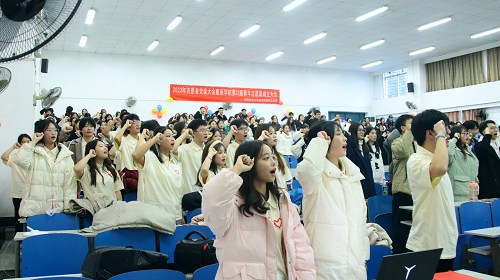 e615f6cb95664a70a84e7dec65e74518.png 现场全体学生宣誓.png